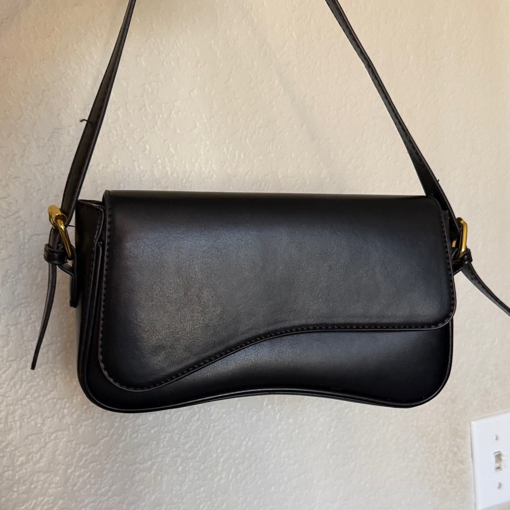 Elegant Black Leather Shoulder Bag